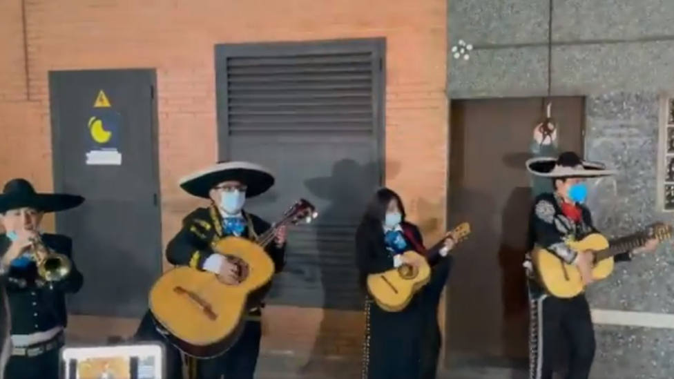 Un grupo de mariachis acude a la sede de Podemos para cantar Cielito Lindo a Pablo Iglesias y Podemos