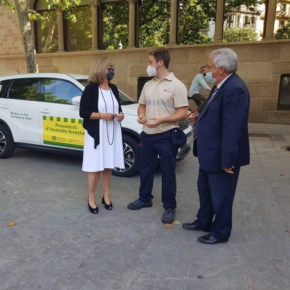 La presidenta de la Diputación de Barcelona, Núria Marín, y el diputado de Movilidad, Espacios Naturales