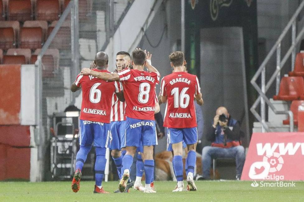 Los jugadores del Sporting celebran uno de los dos goles ante el Leganés