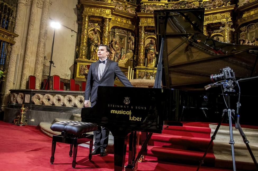 El altar mayor de la catedral de Burgos acoge un concierto del pianista ruso Aleksandr Kliuchko
