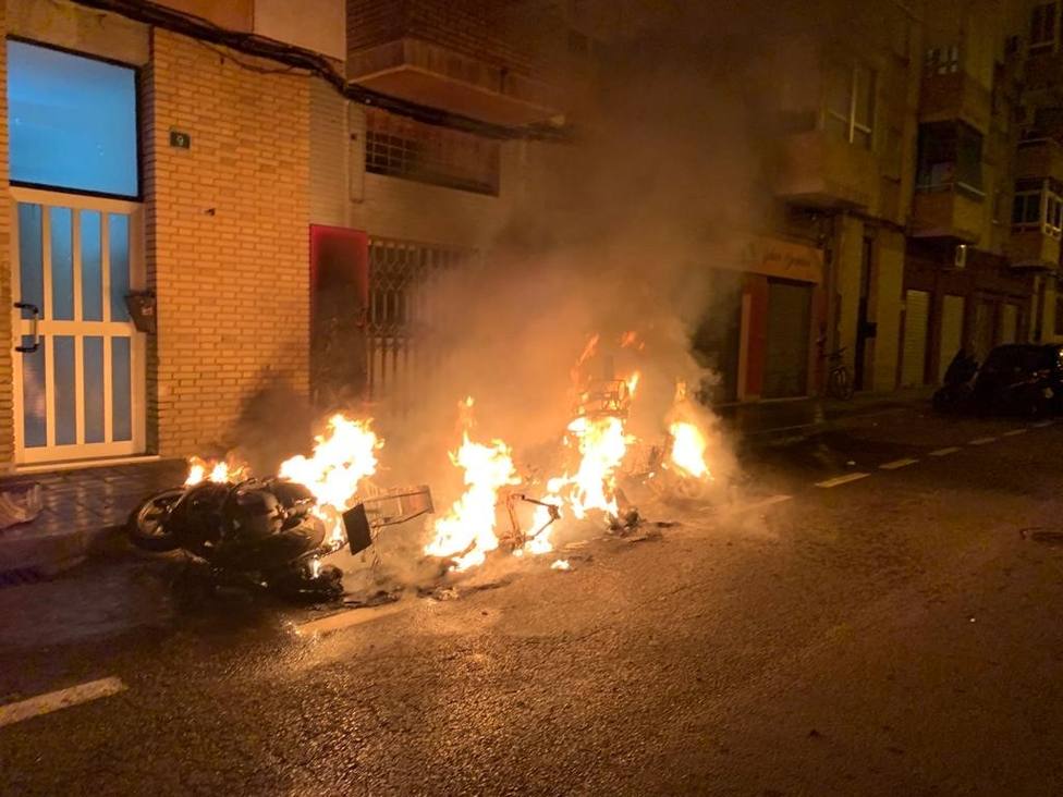 Aparatoso incendio de motocicletas y vehículos en la zona norte de Alicante