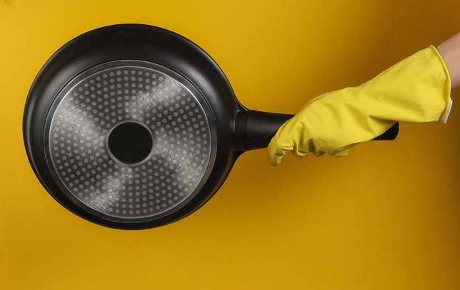 Agua oxigenada para limpiar la cocina: truco para limpiar sartenes