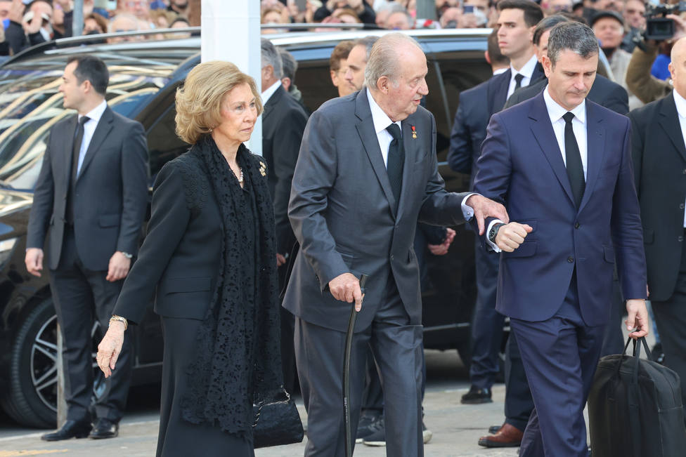 Los Reyes Juan Carlos y Sofía llegan al funeral por Constantino de Grecia en Atenas