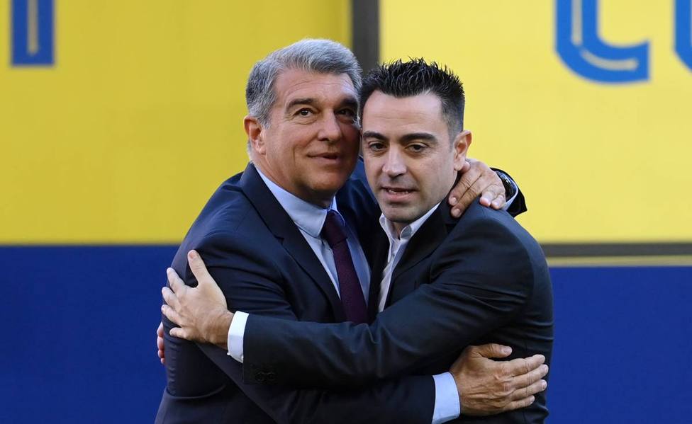 Laporta y Xavi, en la presentación del entrenador del Barcelona