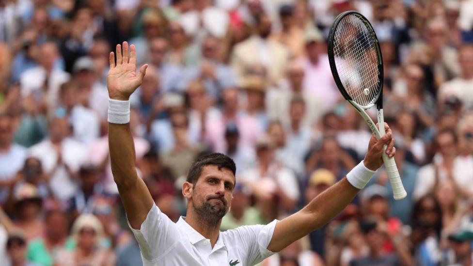 Un árbitro español en Wimbledon desvela por qué Djokovic va al vestuario en mitad de un partido: Lo utiliza