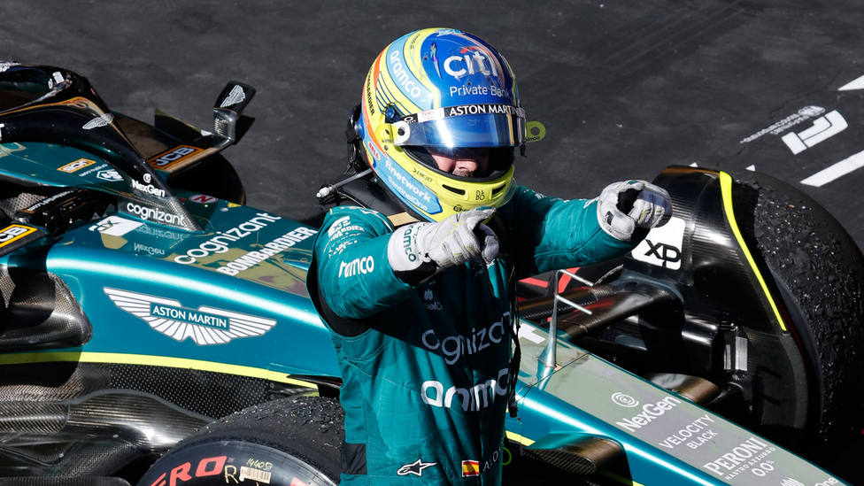 Fernando Alonso celebra el tercer puesto conseguido en el Gran Premio de Brasil. EFE