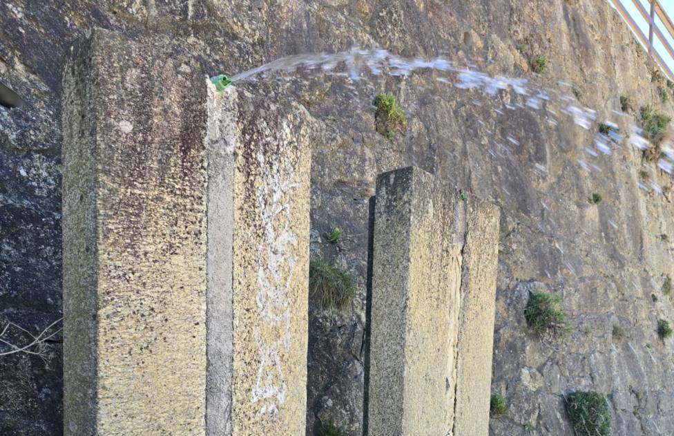 Una de las duchas sin la alcachofa tras ser robada - FOTO: Concello de Valdoviño