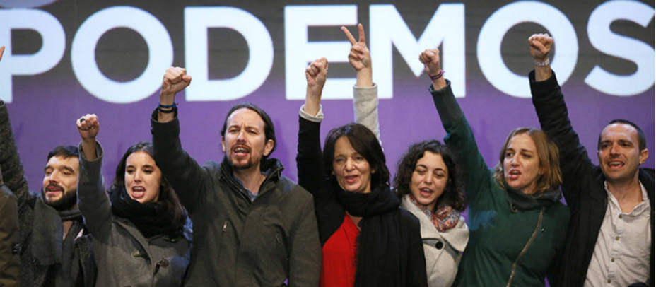 El secretario general de Podemos, Pablo Iglesias (3º izda), junto a otros dirigentes de esta formación celebran los resultados en las elecciones generales, en la plaza del Centro de Arte Reina Sofía, en Madrid. EFE