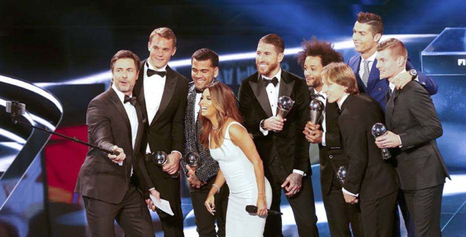 Los jugadores del Once Ideal, junto a los presentadores de la gala (FOTO - REUTERS)