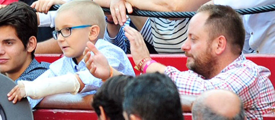 El pequeño Adrián junto a su padre Jesús Hinojosa el día del festival que se celebró en Valencia. ARCHIVO