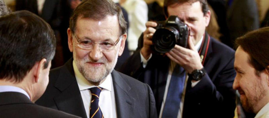 Rajoy habla con algunos de los otros candidatos durante el acto de aniversario de la Constitución en el Congreso. EFE