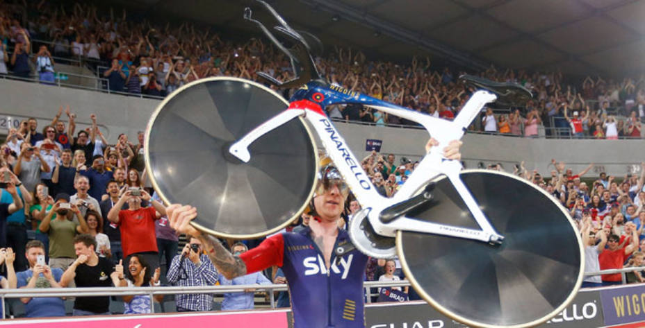 Wiggins con la bicicleta que le ha permitido rebajar la marca de su compatriota Dowsett. Reuters.