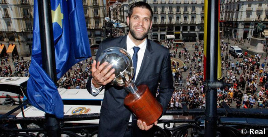 Felipe Reyes, con el trofeo de Liga cosechado hace unos días (Foto: realmadrid.com)