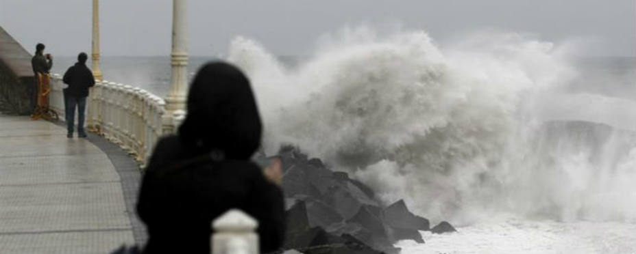 En San Sebastián se esperan olas de hasta 7 metros. EFE