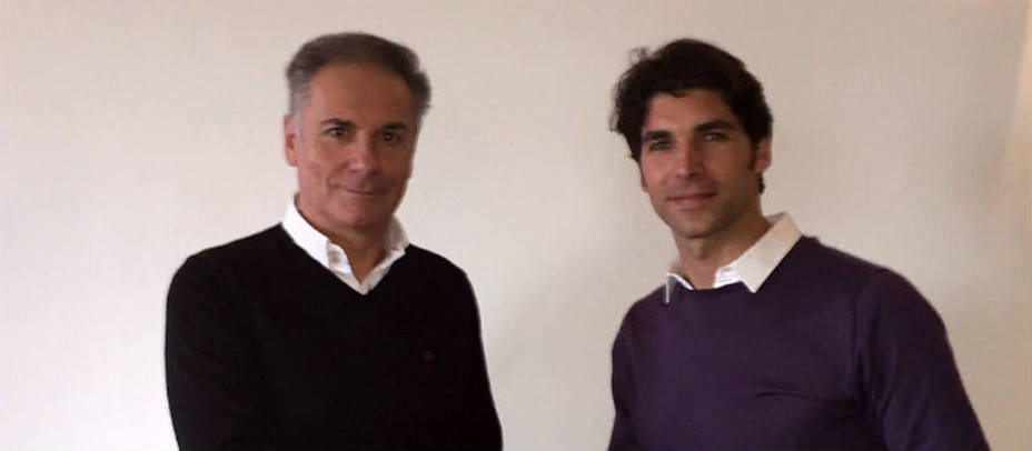 Juan Barco y Cayetano tras la firma del convenio que convierte al diestro en embajador del CAT