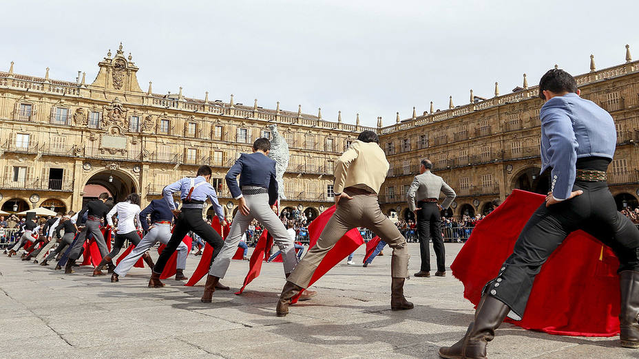 Los alumnos de la Escuela Taurina de Salamanca durante su exhibición en la Plaza Mayor de la capital charra