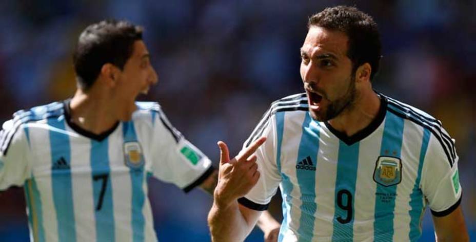 Higuaín celebra el tanto de Argentina. (Reuters)