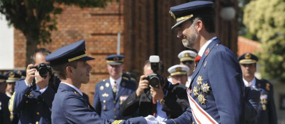 El príncipe Felipe en el acto de entrega de los despachos a los sargentos. EFE
