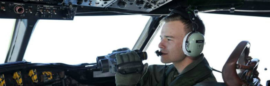 Un soldado de la Real Fuerza Aérea Australiana durante la búsqueda del aparato (EFE)