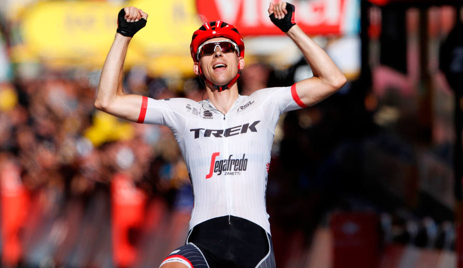 Bauke Mollema celebra la victoria en solitario en la 15ª etapa del Tour de Francia. REUTERS
