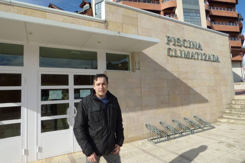 El concejal de deportes, Jorge Acín, en las instalaciones de la piscina climatizada