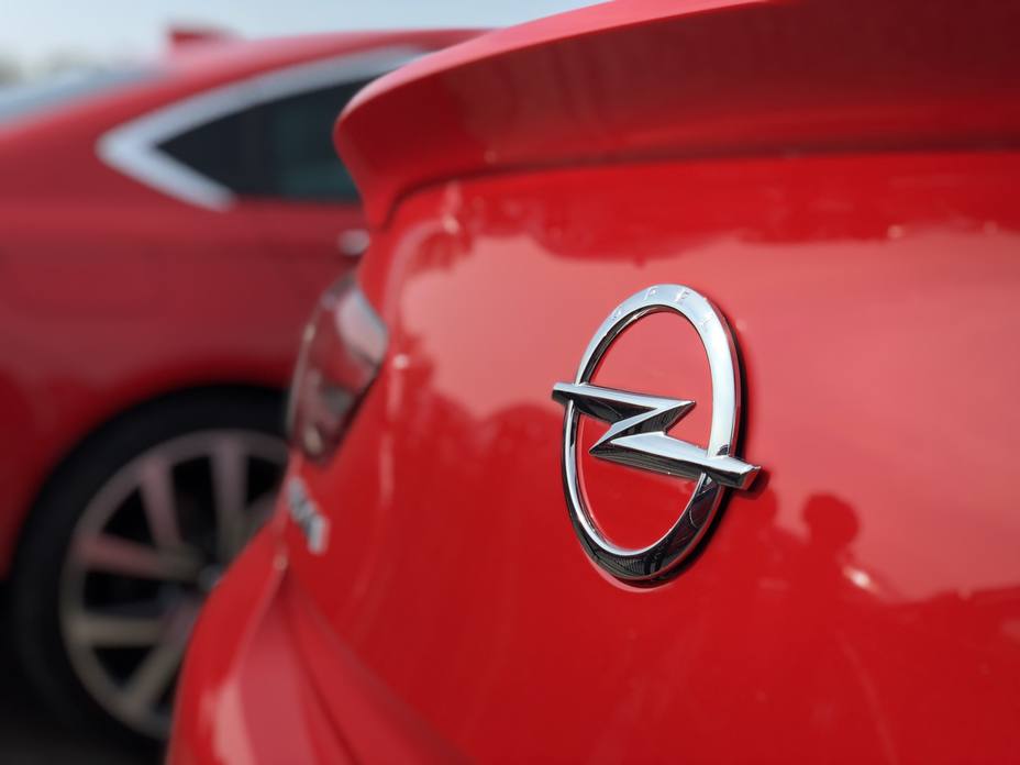Economía/Motor.- Alemania ordena a Opel la revisión de 100.000 vehículos diésel por sospecha de fraude en emisiones