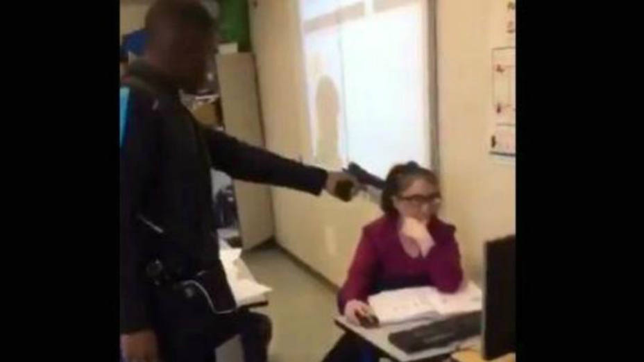 Captura del vídeo en el que un estudiante amenaza con una pistola a una profesora en Francia