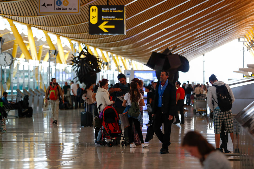 Un grupo de viajeros en el hall del aeropuerto Adolfo SuÃ¡rez Madrid-Barajas.