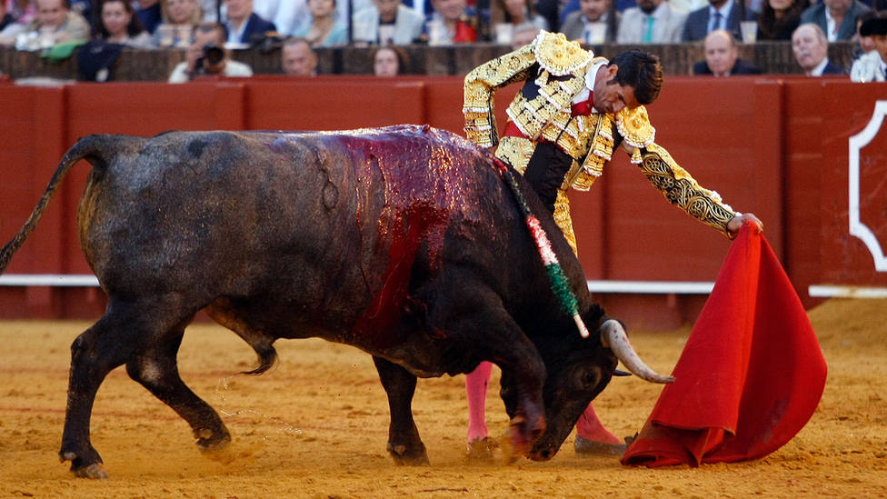 Emilio de Justo al natural ante el sexto toro de Victorino Martín este sábado en Sevilla