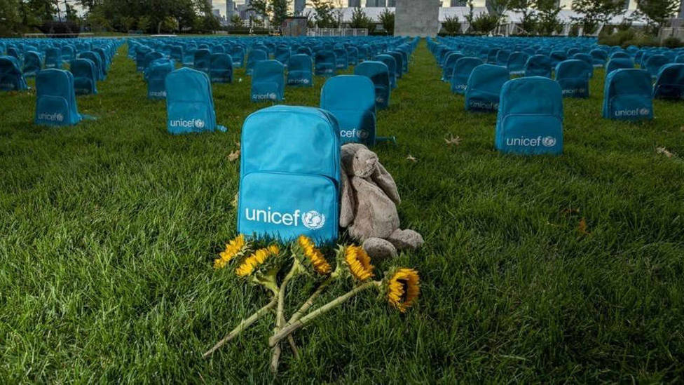 Cementerio de mochilas para rendir homenaje a los niÃ±os que han muerto en conflictos durante 2018
