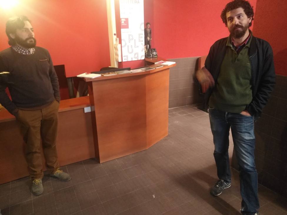 Ramiro Ledo y Víctor Paz en el hall de entrada de los Dúplex Cinema de Ferrol