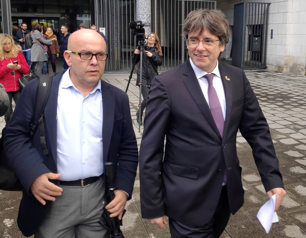 Puigdemont se presenta ante autoridades belgas y rechaza entrega a España