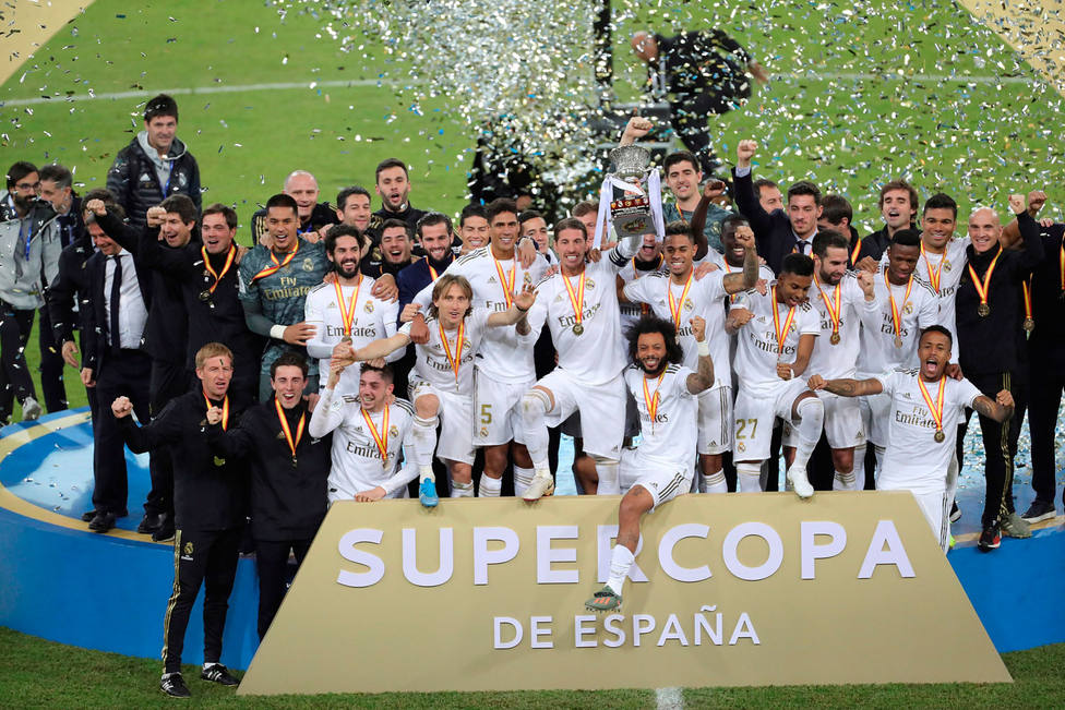 El Real Madrid levanta el trofeo de campeón de la Supercopa (EFE)