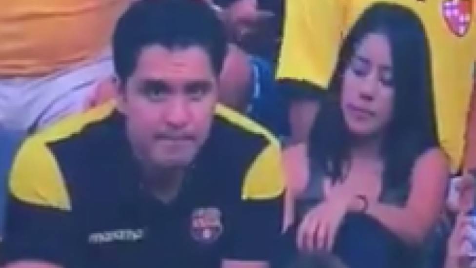 Las virales e inesperadas imágenes de una Kiss Cam que captó una infidelidad durante un partido de fútbol