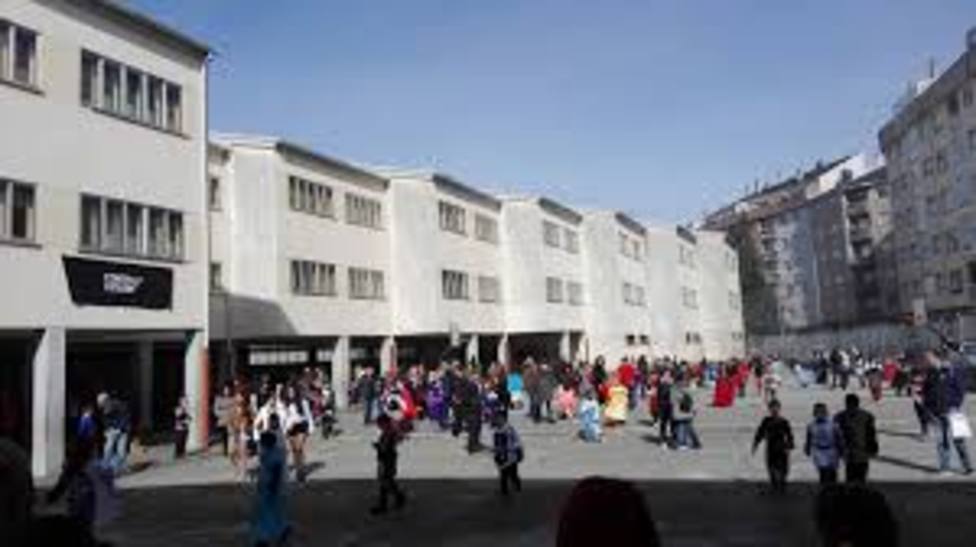 Los profesores suspenden las clases en el colegio apuntalado de Sarria