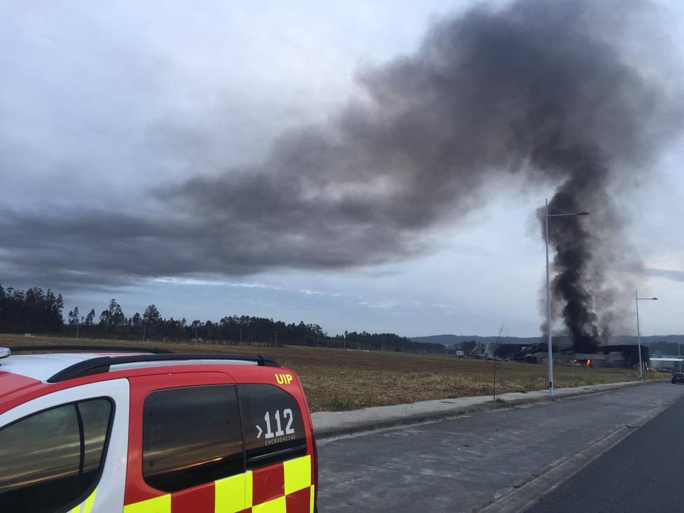 Las llamas todavía están presentes en las instalaciones de Narón - FOTO: SPEIS Narón