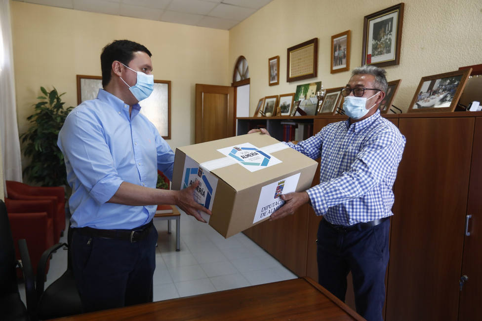 La Diputación de Almería inicia en Íllar el reparto para que cada almeriense tenga una mascarilla FFP2