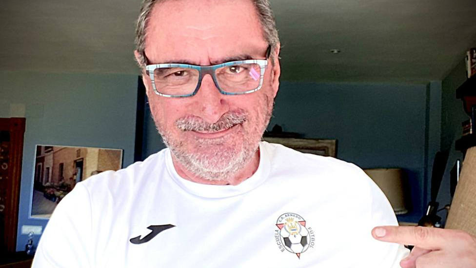 Carlos Herrera con la camiseta del Arnedo