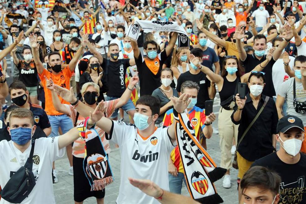 Más de un millar de aficionados se concentran en los alrededores de Mestalla para pedir la marcha de Peter Lim