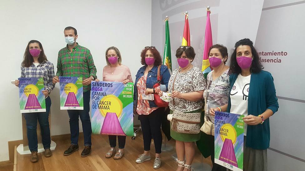 Aoex Plasencia y representantes del Ayuntamiento de Plasencia en la presentación de Senderos Rosa
