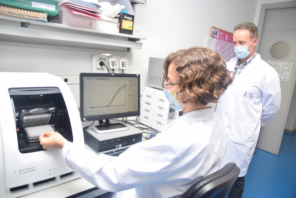 Una sanitaria en un laboratorio haciendo una prueba PCR - FOTO: Europa Press