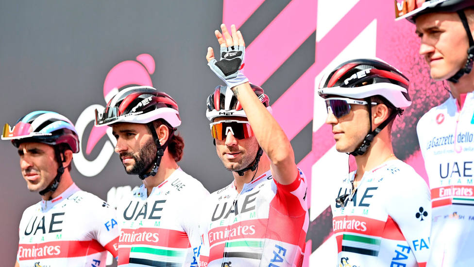 Diego Ulissi, junto a compañeros del UAE Team, en la segunda etapa del Giro de Italia. CORDONPRESS