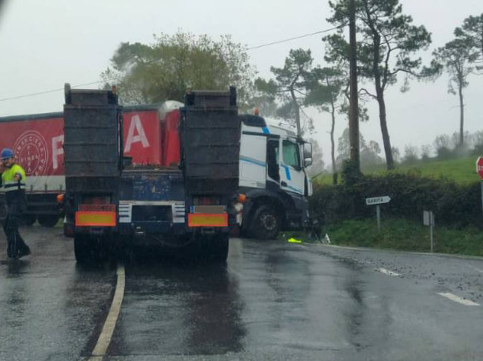 La colisión de los dos vehículos pesados se produjo en Seixas, As Somozas - FOTO: Tráfico Ferrolterra