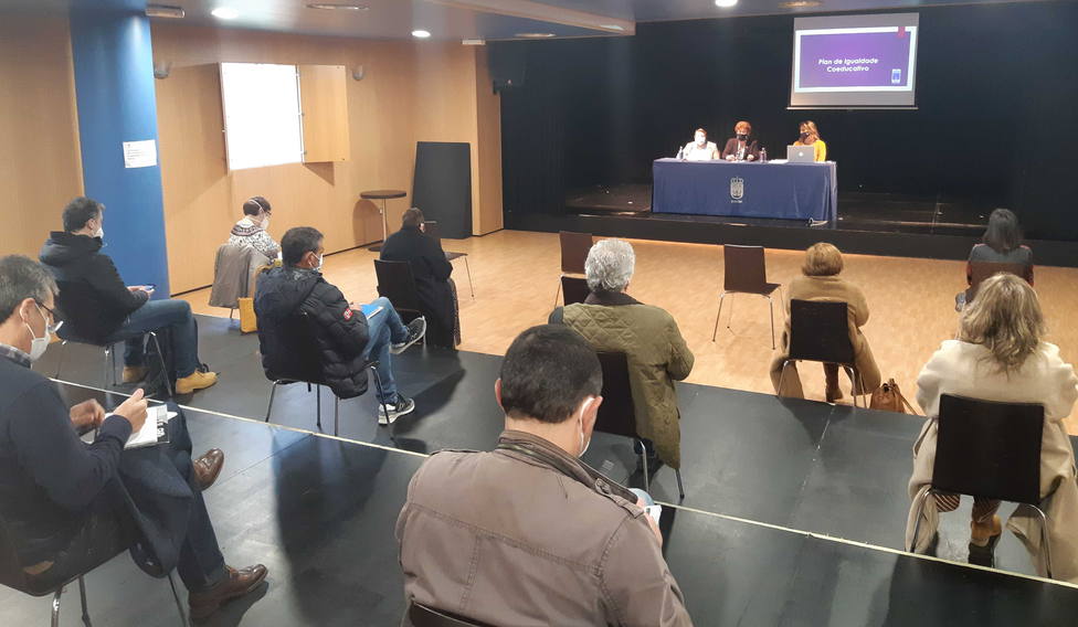 El Café Teatro del Pazo de la Cultura de Narón acogió la presentación del Plan de Igualdad Coeducativo
