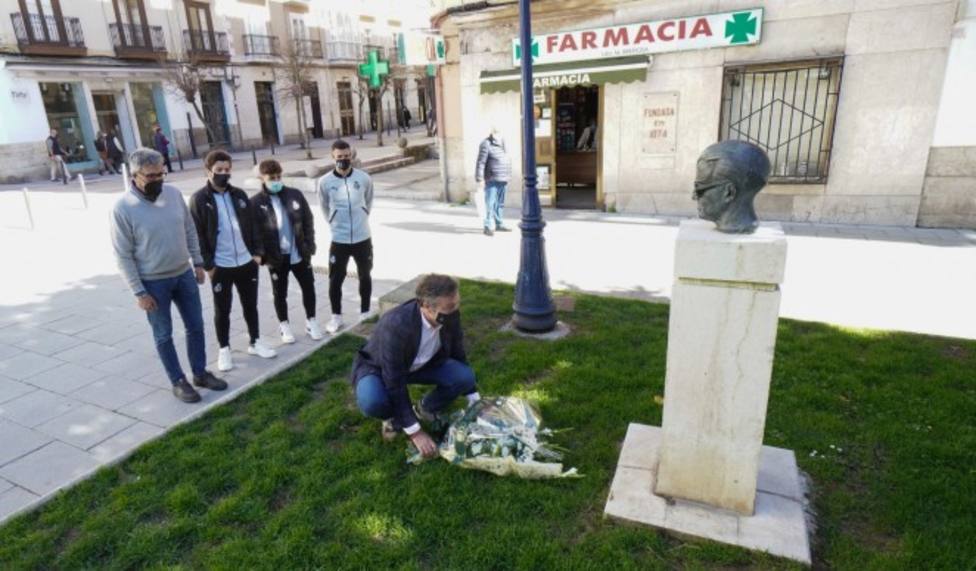 Momento de la ofrenda floral en la Plaza de Pombo. Foto: Real Racing Club