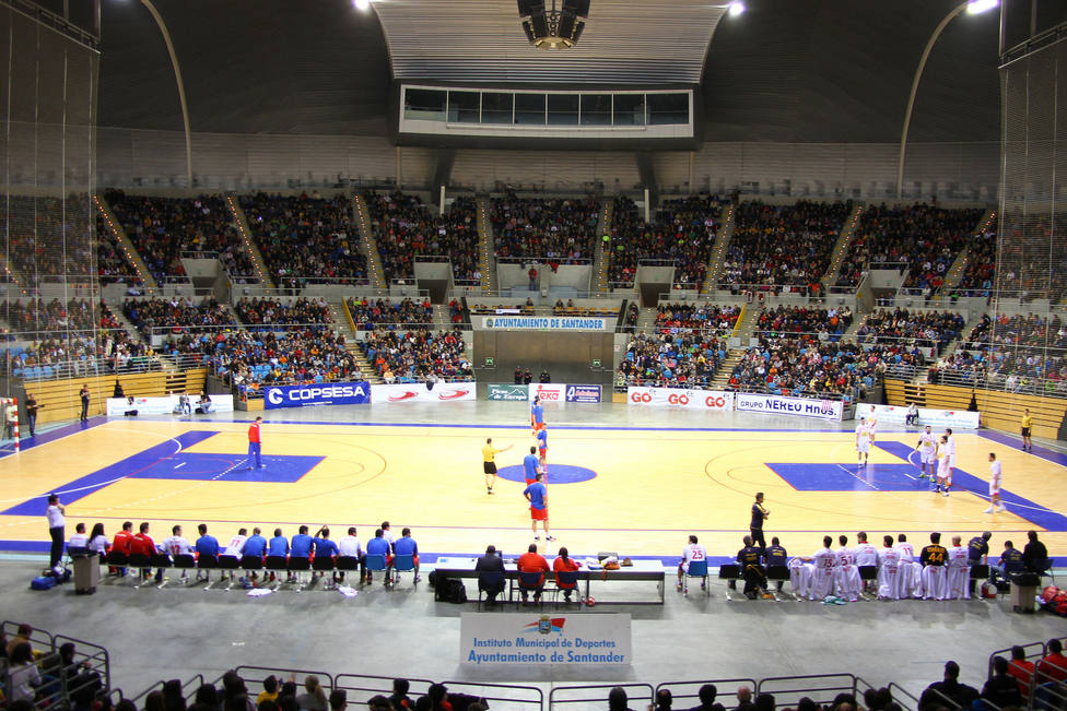 El Palacio de los Deportes de Santander, lleno, durante un partido de la Selección Española de Balonmano