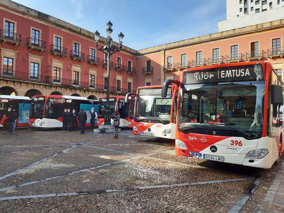 Foto nuevo s autobuses de EMTUSA híbridos