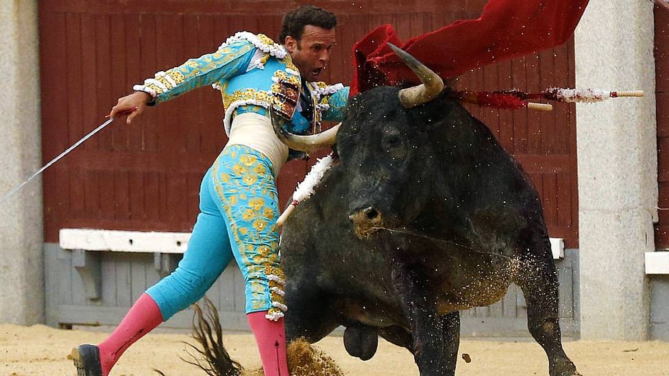 Antonio Ferrera, en una imagen de archivo, lidiando un toro de Adolfo Martín en Las Ventas