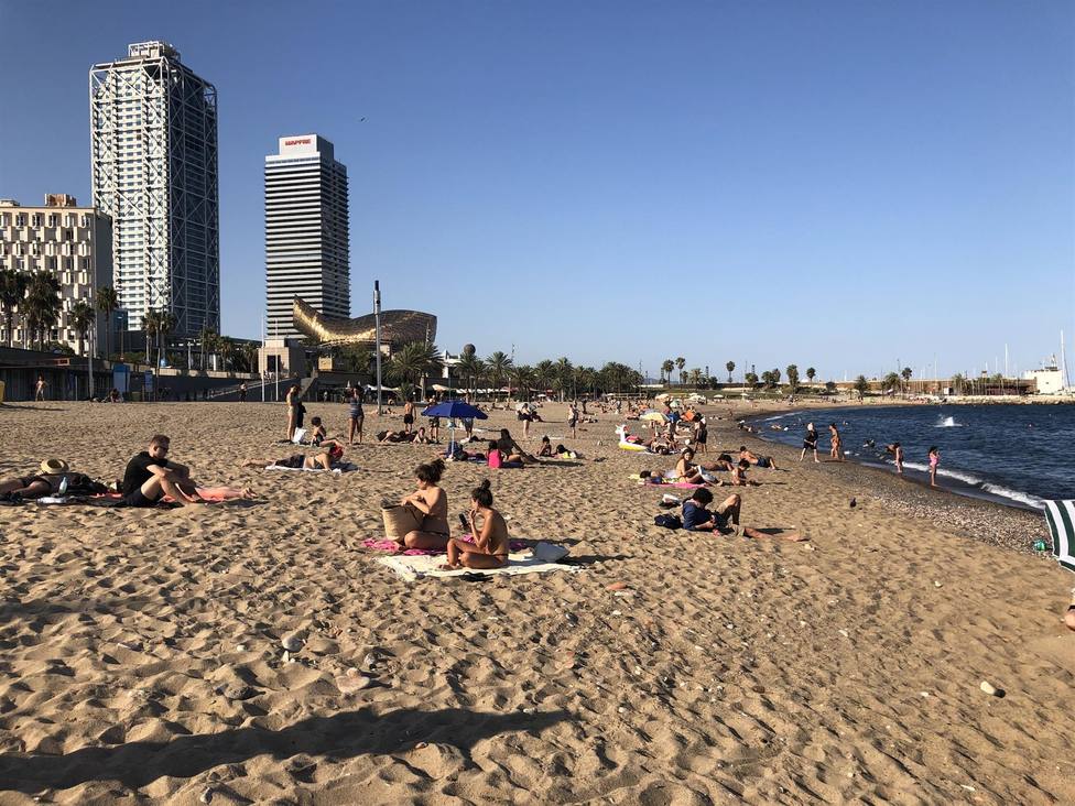 Bañistas toman el sol en la playa del Somorrostro, en Barcelona, el viernes 7 de agosto del 2020