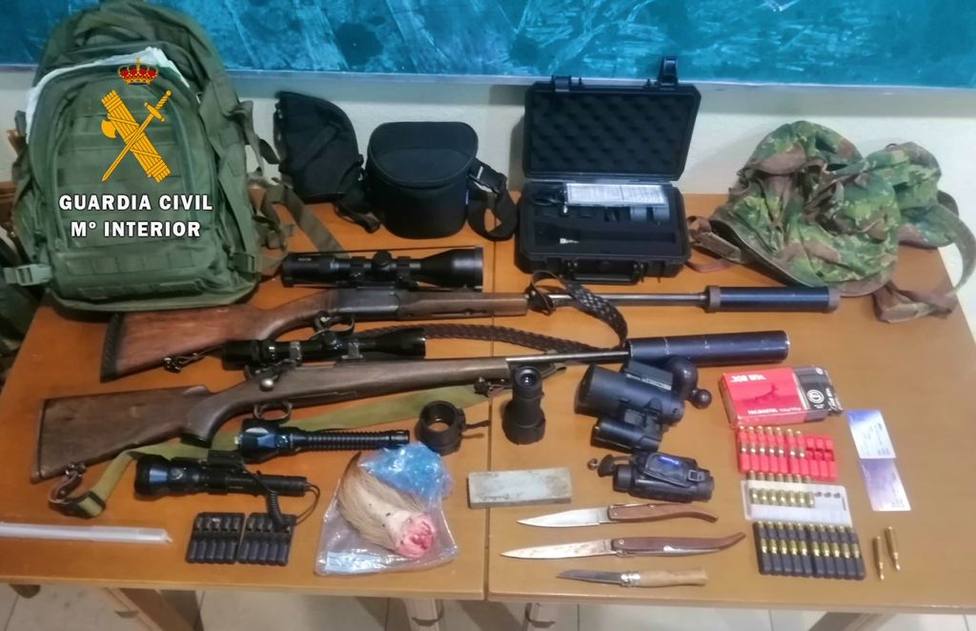 Armas y efectos intervenidos por la Guardia Civil en Serrejón